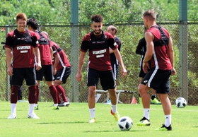 神戸に新加入したカタール代表ＤＦヤセル（中央）＝神戸市西区、いぶきの森球技場