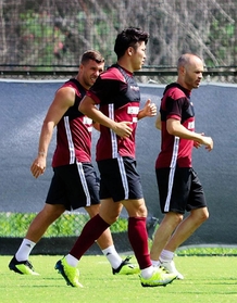 ともに練習する神戸の元スペイン代表イニエスタ（右）と元ドイツ代表ポドルスキ（左）＝神戸市西区、いぶきの森球技場