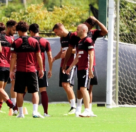 １１日のホーム磐田戦に向けた練習に参加したイニエスタとポドルスキ＝８日、神戸市西区、いぶきの森球技場