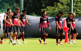 １１日のホーム磐田戦に向けた練習に参加したイニエスタ（右端）とポドルスキ（左から２人目）＝８日、神戸市西区、いぶきの森球技場