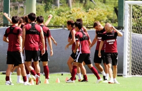 １１日のホーム磐田戦に向けた練習に参加したイニエスタとポドルスキ＝８日、神戸市西区、いぶきの森球技場