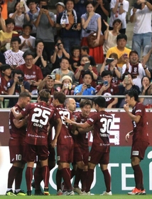 神戸ー磐田　前半、イニエスタの先制ゴールを喜ぶ神戸イレブン＝１１日夜、神戸市兵庫区、ノエビアスタジアム神戸（撮影・大森　武）