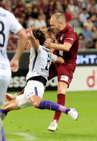 神戸－広島　前半１７分、神戸・イニエスタがミドルシュートを決め、１－１とする（撮影・斎藤雅志）