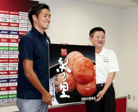 和歌山県上富田町の奥田誠町長（右）と記念撮影するＤＦ宮大樹。チームには梅干しが贈られた＝神戸市兵庫区御崎町１、ノエビアスタジアム神戸