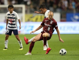 神戸-横浜Ｍ　前半、厳しいマークに遭う神戸のイニエスタ（８）。左奥は横浜Ｍの久保＝ノエビアスタジアム神戸（撮影・辰巳直之）