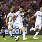 前半３７分、ゴール中央からシュートを放つＦＷ渡辺＝キンチョウスタジアム（撮影・中西大二）