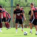 神戸に新加入したカタール代表ＤＦヤセル（中央）＝神戸市西区、いぶきの森球技場