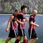 ともに練習する神戸の元スペイン代表イニエスタ（右）と元ドイツ代表ポドルスキ（左）＝神戸市西区、いぶきの森球技場