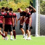 １１日のホーム磐田戦に向けた練習に参加したイニエスタとポドルスキ＝８日、神戸市西区、いぶきの森球技場