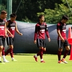 １１日のホーム磐田戦に向けた練習に参加したイニエスタ（右端）とポドルスキ（左から２人目）＝８日、神戸市西区、いぶきの森球技場