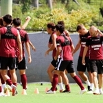 １１日のホーム磐田戦に向けた練習に参加したイニエスタとポドルスキ＝８日、神戸市西区、いぶきの森球技場