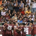 神戸ー磐田　前半、イニエスタの先制ゴールを喜ぶ神戸イレブン＝１１日夜、神戸市兵庫区、ノエビアスタジアム神戸（撮影・大森　武）