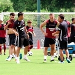 多国籍化が進むＪ１神戸。イニエスタ選手（左端）やポドルスキ選手（中央右）ら海外６カ国から６人が集う＝神戸市西区、いぶきの森球技場