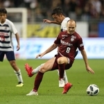 神戸-横浜Ｍ　前半、厳しいマークに遭う神戸のイニエスタ（８）。左奥は横浜Ｍの久保＝ノエビアスタジアム神戸（撮影・辰巳直之）