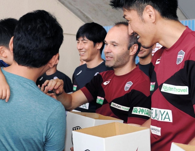 北海道地震の被災者支援を呼び掛けるイニエスタ（中央）ら＝神戸市須磨区、ユニバー記念競技場