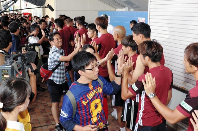 Ｊ１神戸イレブンによる北海道地震の募金活動。多くのサポーターが協力した＝神戸市須磨区、ユニバー記念競技場