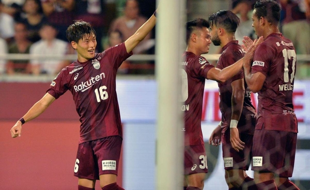 神戸-Ｇ大阪　前半、先制点を決め喜ぶ神戸ＦＷ古橋（左）＝１５日夜、ノエビアスタジアム神戸（撮影・後藤亮平）