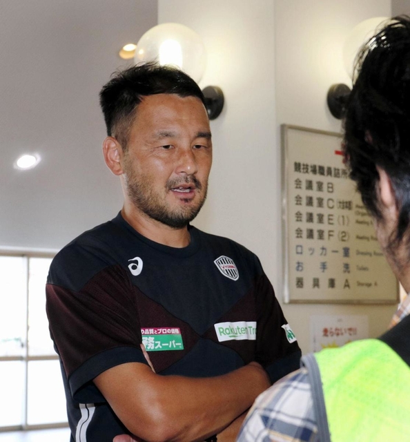 リージョ新監督へのつなぎ役として暫定的に指揮することになった林監督＝神戸市須磨区、ユニバー記念競技場