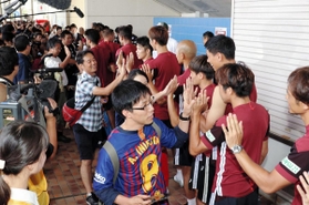 Ｊ１神戸イレブンによる北海道地震の募金活動。多くのサポーターが協力した＝神戸市須磨区、ユニバー記念競技場