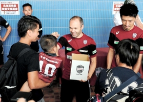 北海道地震の被災者支援のため、募金を呼び掛けるイニエスタ（中央）＝神戸市須磨区、ユニバー記念競技場