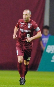 Ｊ１神戸入団後、初めて左腕にキャプテンマークをつけてピッチに立つイニエスタ＝１５日夜、ノエビアスタジアム神戸（撮影・後藤亮平）