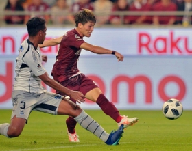 神戸-Ｇ大阪　前半、先制点を決める神戸ＦＷ古橋（中央）＝１５日夜、ノエビアスタジアム神戸（撮影・後藤亮平）