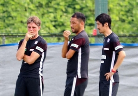 暫定コーチ陣として就任した林健太郎監督（中央）マルコス・ビベスヘッドコーチ（左）＝神戸市西区、いぶきの森球技場