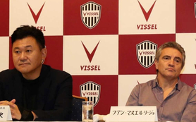 記者会見にのぞむ三木谷浩史会長（左）と、新監督のフアン・マヌエル・リージョ氏＝17日午後、神戸市中央区（撮影・大森　武）