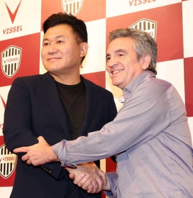 記者会見を終え、握手する三木谷浩史会長（左）と新監督のフアン・マヌエル・リージョ氏＝１７日午後、神戸市中央区（撮影・大森　武）