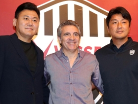 Ｊ１神戸の新監督に就いたフアンマヌエル・リージョ氏（中央）。三木谷浩史会長（左）のオファーに応えた＝１７日午後、神戸市中央区、ホテルオークラ神戸（撮影・大森　武）