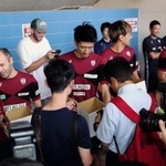 北海道地震の被災者支援を呼び掛けるイニエスタ（左から２人目）＝神戸市須磨区、ユニバー記念競技場