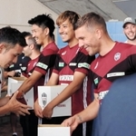 北海道地震の被災者支援を呼び掛けるポドルスキ（右）ら＝神戸市須磨区、ユニバー記念競技場