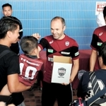 北海道地震の被災者支援のため、募金を呼び掛けるイニエスタ（中央）＝神戸市須磨区、ユニバー記念競技場