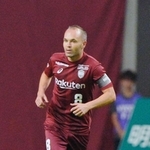 Ｊ１神戸入団後、初めて左腕にキャプテンマークをつけてピッチに立つイニエスタ＝１５日夜、ノエビアスタジアム神戸（撮影・後藤亮平）