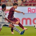 神戸-Ｇ大阪　前半、先制点を決める神戸ＦＷ古橋（中央）＝１５日夜、ノエビアスタジアム神戸（撮影・後藤亮平）