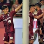 神戸-Ｇ大阪　前半、先制点を決め喜ぶ神戸ＦＷ古橋（左）＝１５日夜、ノエビアスタジアム神戸（撮影・後藤亮平）