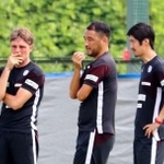 暫定コーチ陣として就任した林健太郎監督（中央）マルコス・ビベスヘッドコーチ（左）＝神戸市西区、いぶきの森球技場