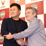 記者会見を終え、握手する三木谷浩史会長（左）と新監督のフアン・マヌエル・リージョ氏＝１７日午後、神戸市中央区（撮影・大森　武）