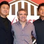 Ｊ１神戸の新監督に就いたフアンマヌエル・リージョ氏（中央）。三木谷浩史会長（左）のオファーに応えた＝１７日午後、神戸市中央区、ホテルオークラ神戸（撮影・大森　武）