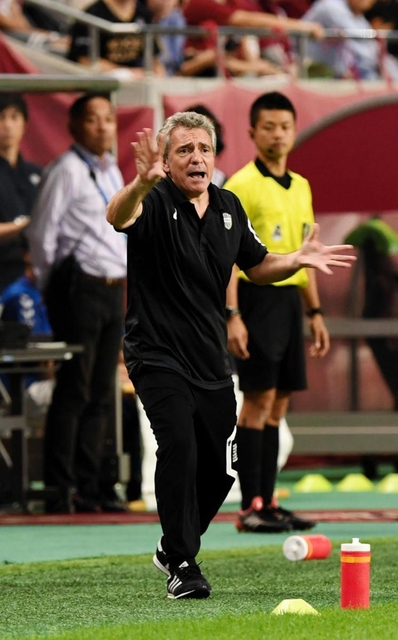 采配を振るう神戸のリージョ監督＝ノエスタ神戸（撮影・中西大二）