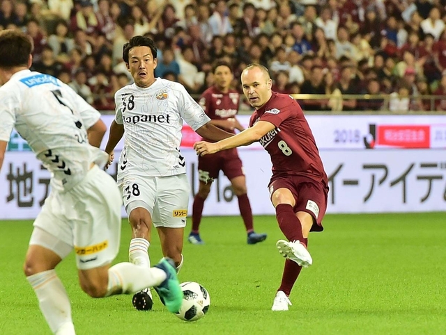 後半、前線にパスを出すイニエスタ＝ノエスタ神戸（撮影・中西大二）