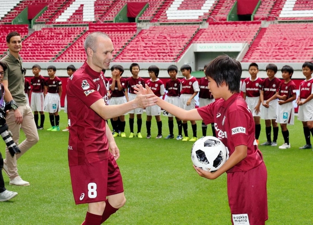 サッカー教室を神戸で初めて開くイニエスタ選手。子どもたちとの触れ合いを大切にする＝神戸市兵庫区、ノエビアスタジアム神戸