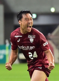 前半、同点のゴールを決め、ガッツポーズをするＤＦ三原（撮影・中西大二）