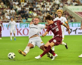 後半１４分、ゴール左からシュートを放つＭＦ古橋＝ノエスタ神戸（撮影・中西大二）