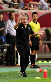 采配を振るう神戸のリージョ監督＝ノエスタ神戸（撮影・中西大二）