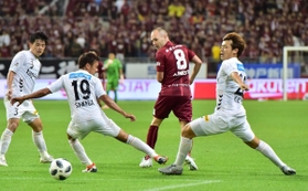 後半２４分、左サイドからヒールでスルーパスを決めるイニエスタ＝ノエスタ神戸（撮影・中西大二）