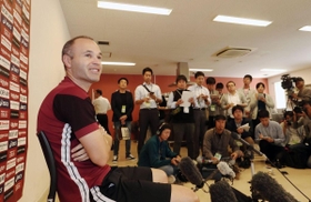 大勢の記者に囲まれ、質問に応じるイニエスタ選手＝１７日午後、神戸市西区（撮影・大森　武）