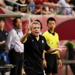 采配を振るう神戸のリージョ監督＝ノエスタ神戸（撮影・中西大二）