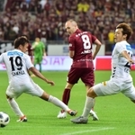 後半２４分、左サイドからヒールでスルーパスを決めるイニエスタ＝ノエスタ神戸（撮影・中西大二）