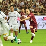 後半、前線にパスを出すイニエスタ＝ノエスタ神戸（撮影・中西大二）